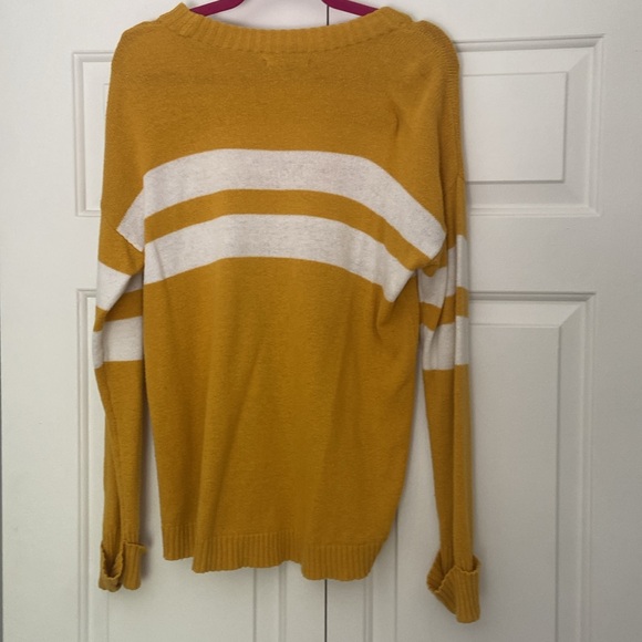 American Eagle mustard yellow sweater in size small - Picture 2 of 3
